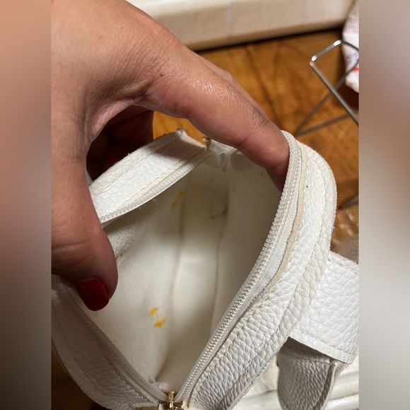 Cute Duck-Shaped White and Yellow Crossbody Bag - Picture 4 of 5